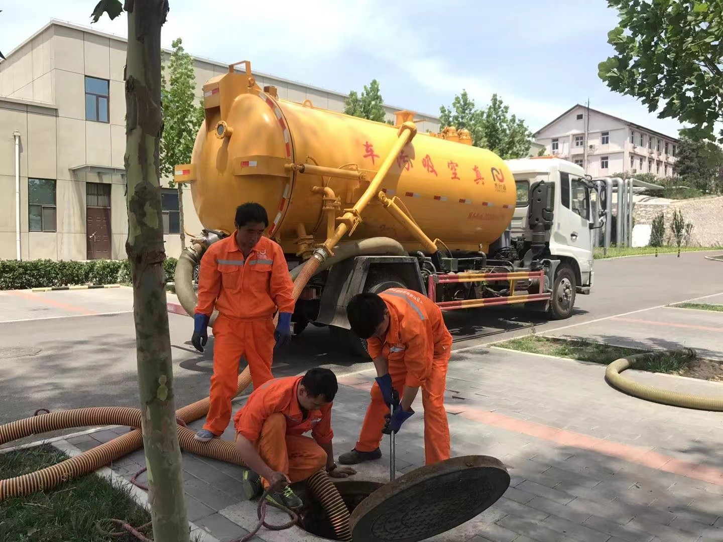 友谊管道疏通车停在窨井附近