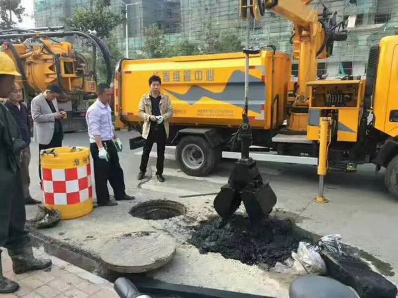友谊街道：网格员化身“清道夫”，为民解忧疏通“堵心”化粪池