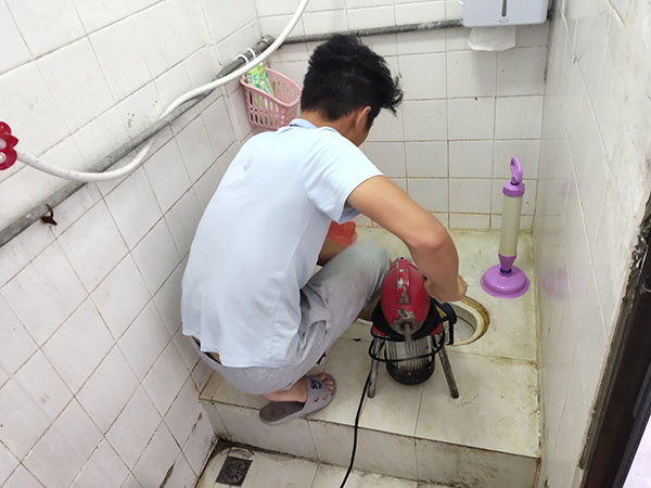 友谊肥皂掉到马桶里把马桶堵住了怎么办？马桶堵住了怎么办