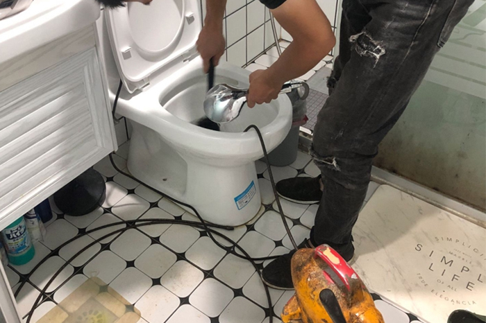 友谊马桶堵塞自己疏通还是找师傅?专业上门服务让你省时更省心